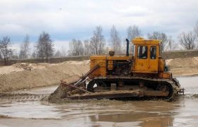 Бульдозер - это универсальное оборудование, предназначенное для работы на крутых склонах и пересеченной местности. Аренда бульдозера в Москве и Московской области